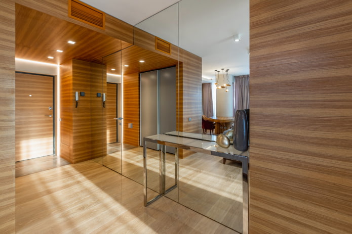 Mur miroir à l'intérieur du couloir