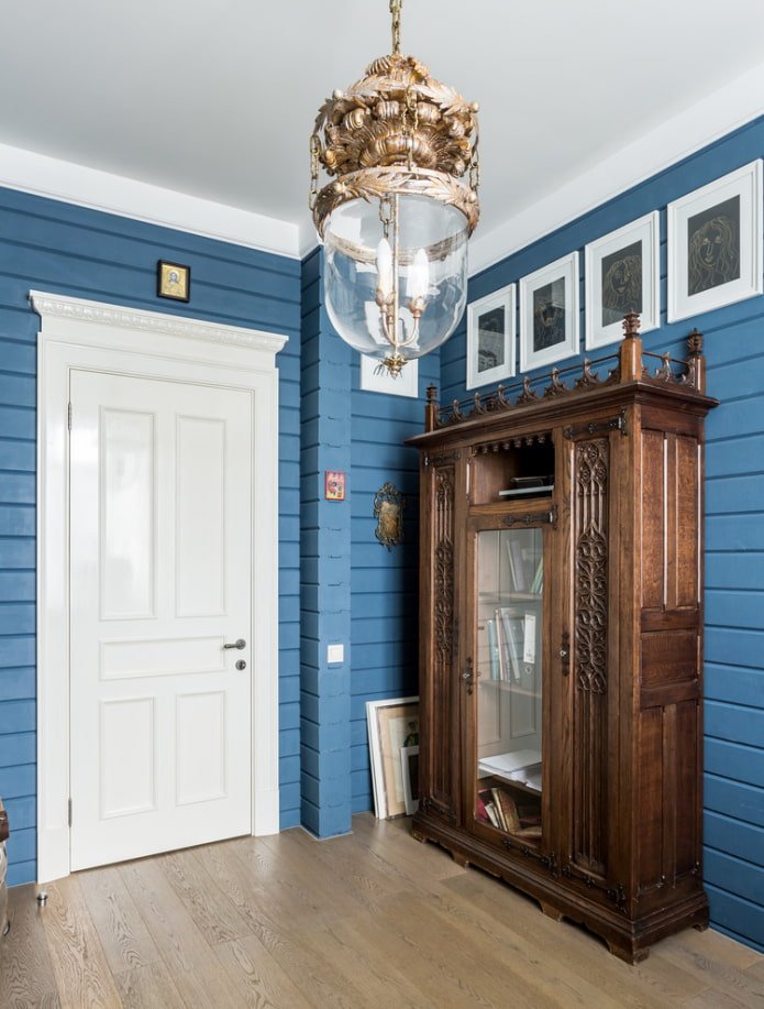 décoration murale bleue dans le couloir