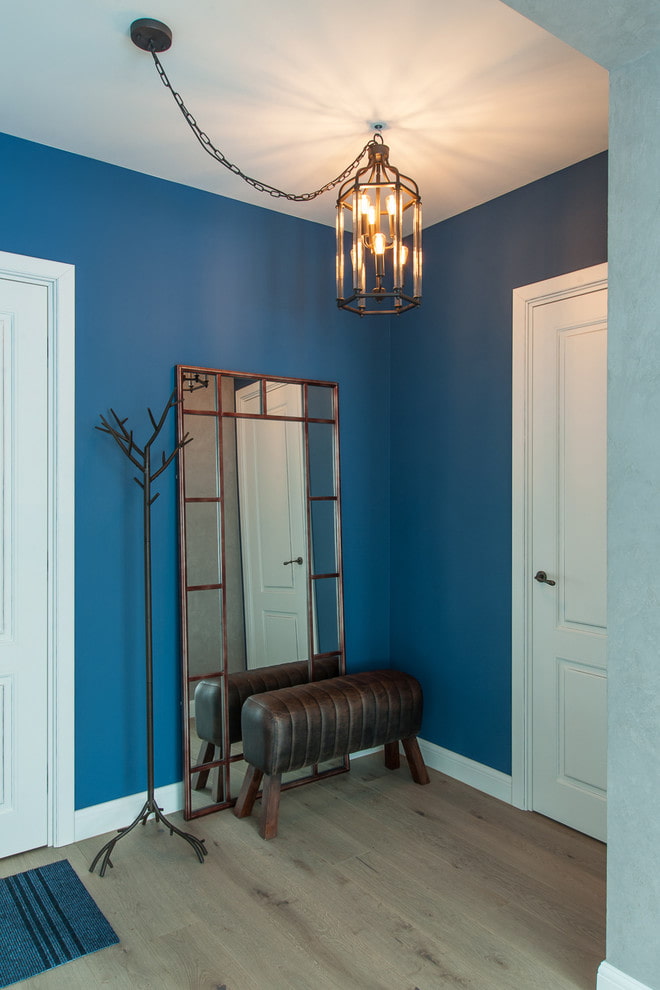 décoration murale bleue dans le couloir