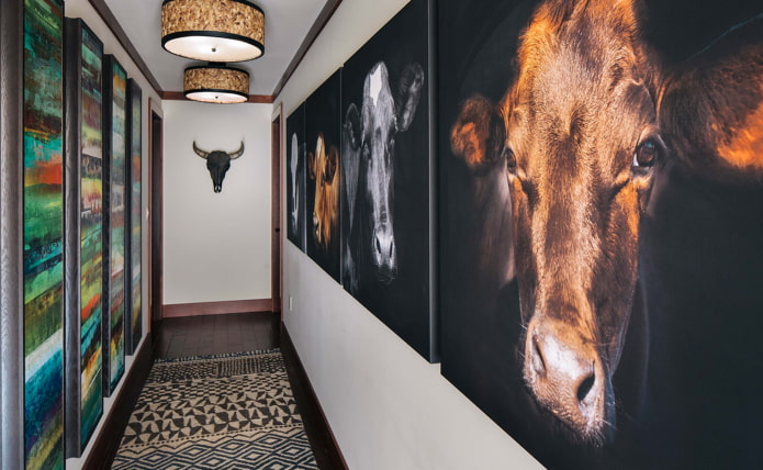 Photos sur les murs dans le couloir