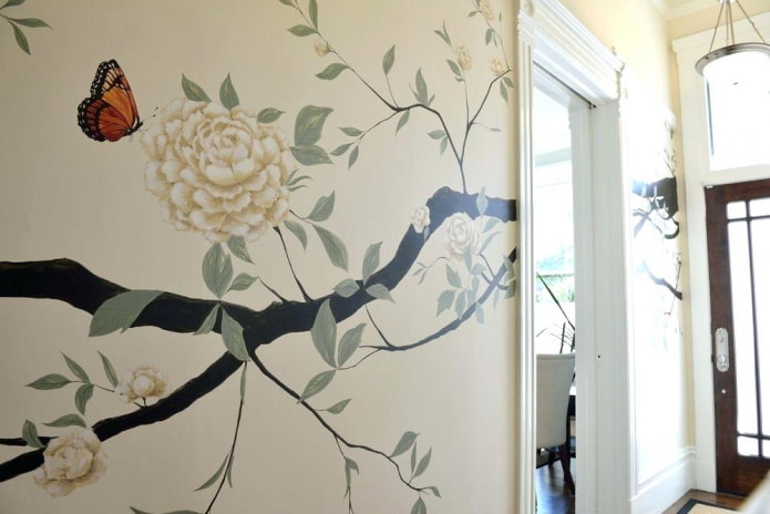 peintures de fleurs sur les murs du couloir