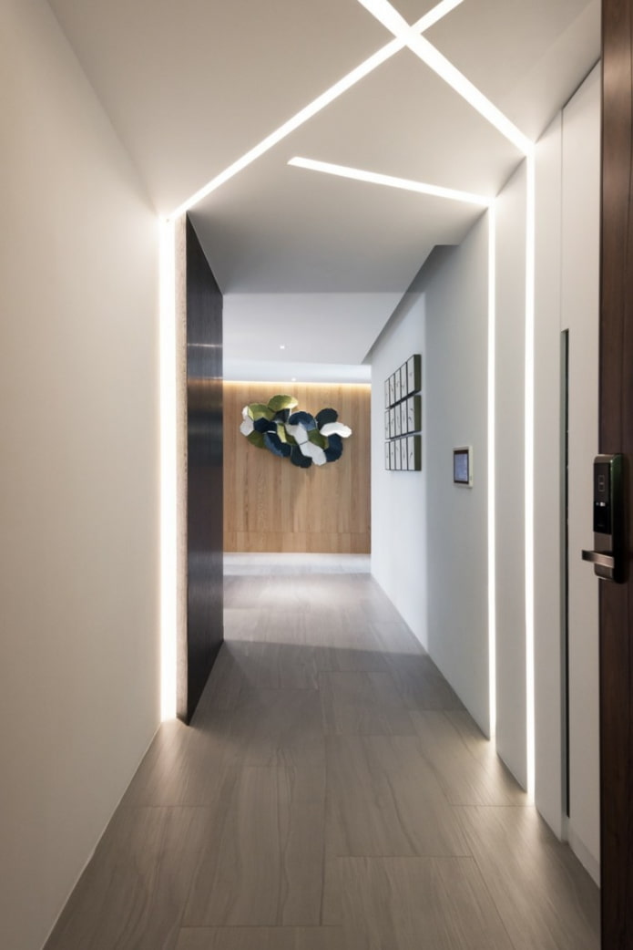 Murs rétroéclairés à l'intérieur du couloir