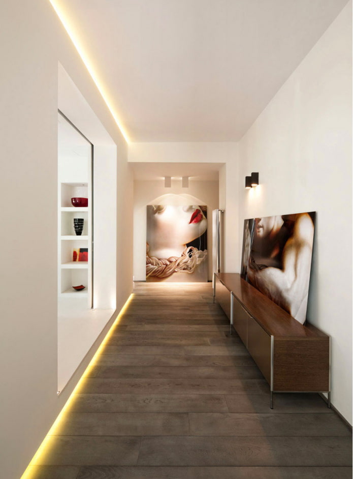 Murs rétroéclairés à l'intérieur du couloir