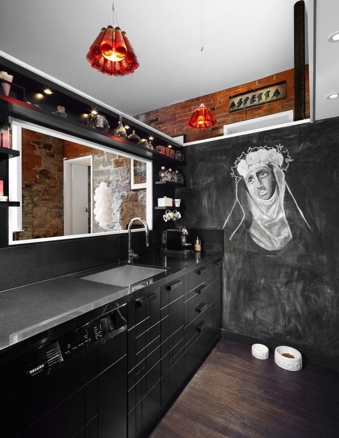mur en ardoise dans la cuisine
