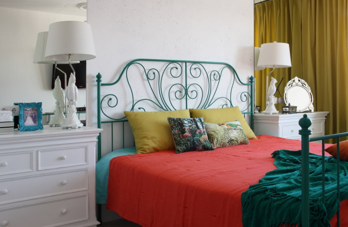 lit turquoise dans la chambre