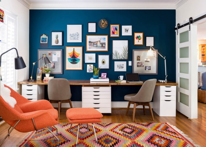 Peintures dans l'espace de travail