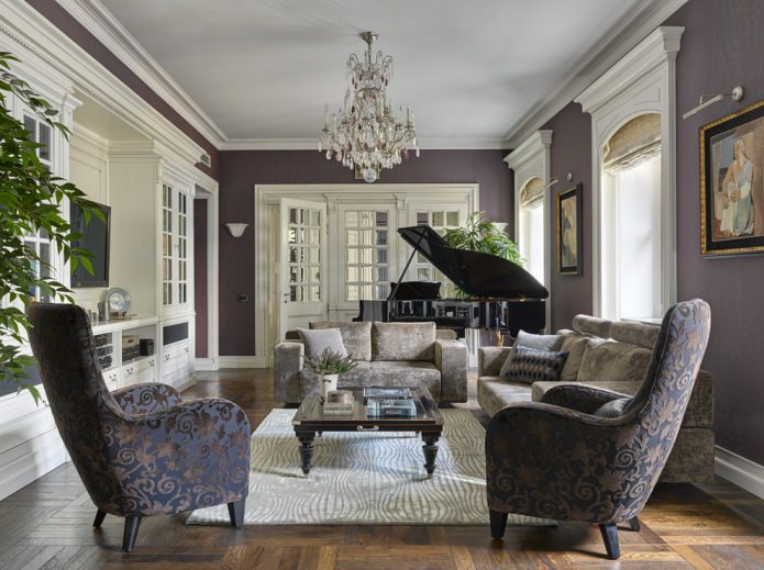 un piano à queue à l'intérieur