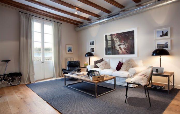 plafond blanc recouvert de planches