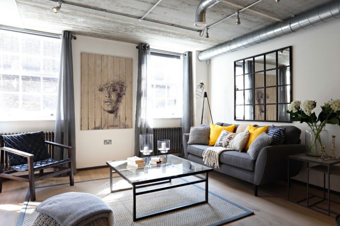 Salon de style loft avec décoration murale blanche