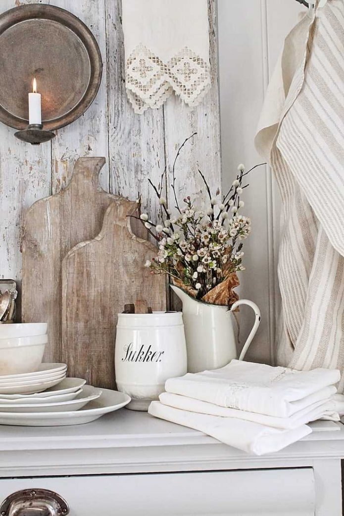 décoration de cuisine à partir de plats et de planches