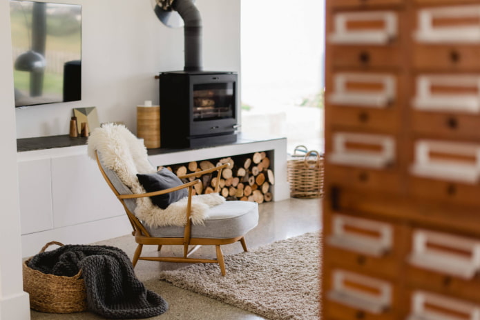 coffre à bois dans le salon