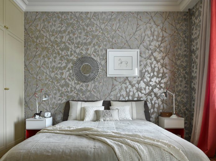 intérieur avec un motif végétal sur papier peint gris