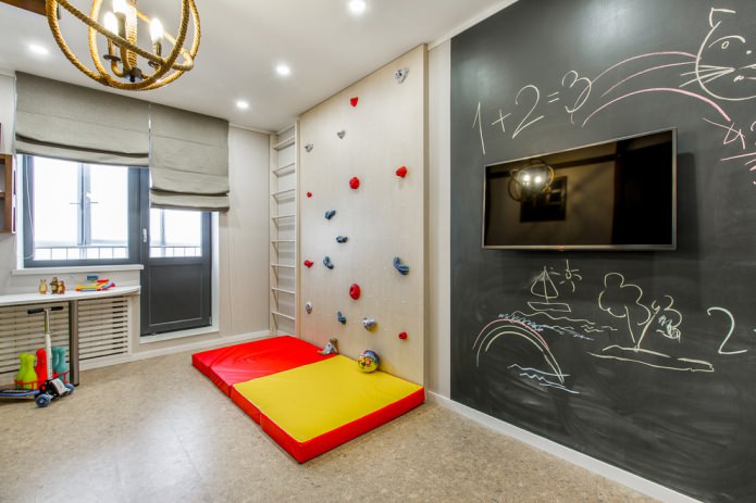 intérieur clair d'une chambre d'enfant avec une aire de jeux et un tableau noir