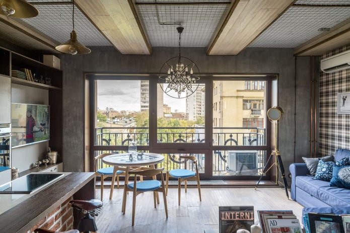 Intérieur d'un petit appartement de style loft de 33 m².