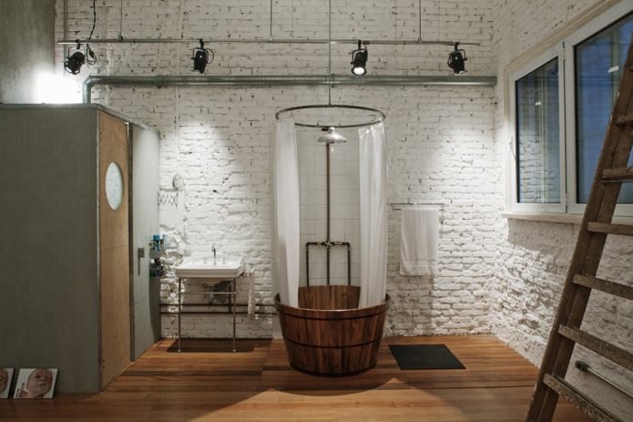 Plomberie dans une salle de bain de style loft