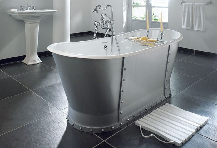 Plomberie dans une salle de bain de style loft