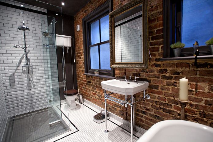 Plomberie dans une salle de bain de style loft