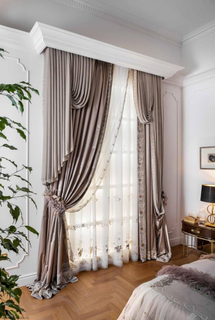 Rideaux asymétriques dans la chambre