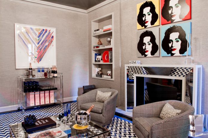 Salon gris aux accents lumineux