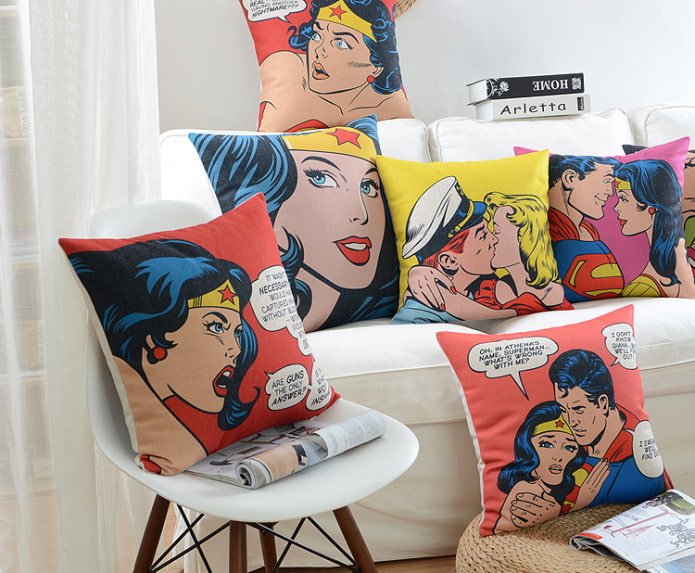 oreillers avec des images de bandes dessinées