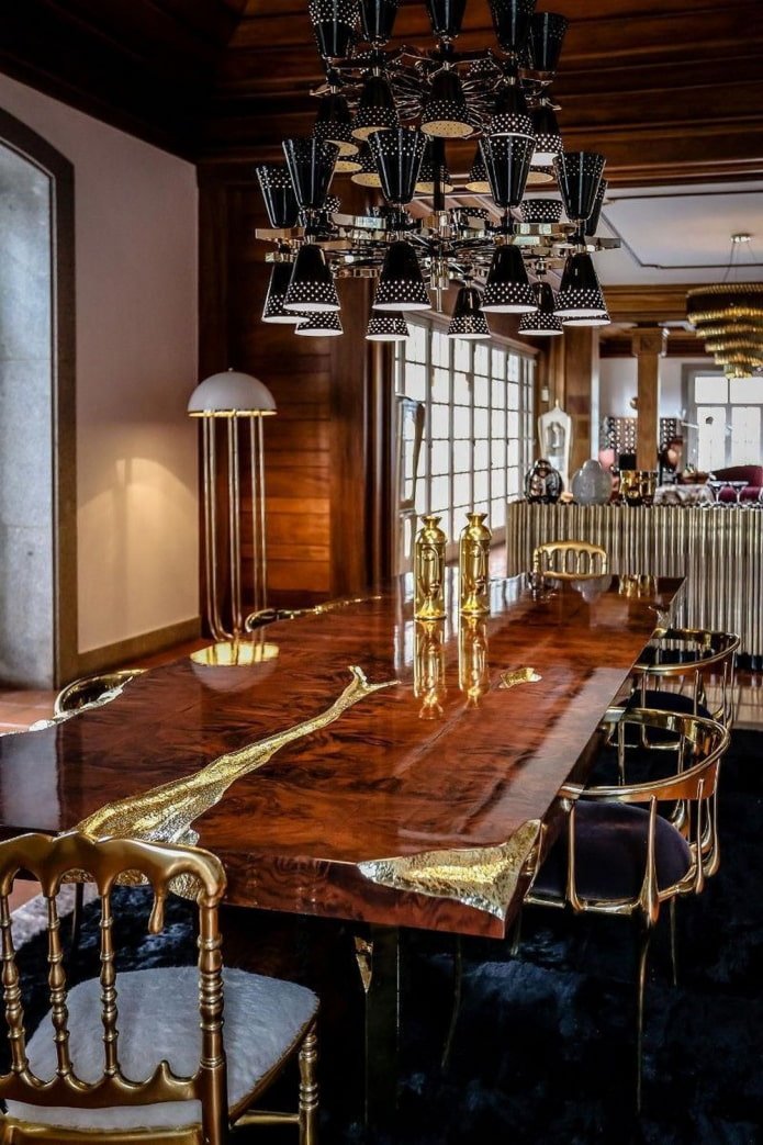table vernie dans la cuisine