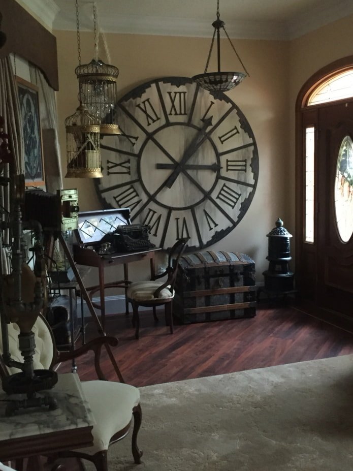Grande horloge dans le salon