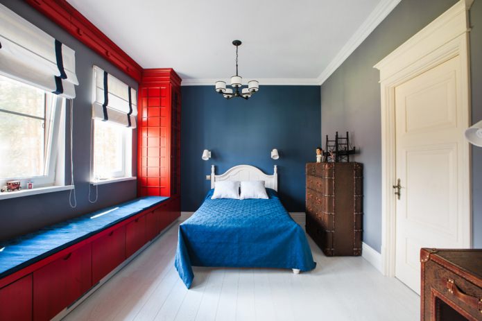 Une chambre d'enfant avec une cabine téléphonique rouge de style anglais