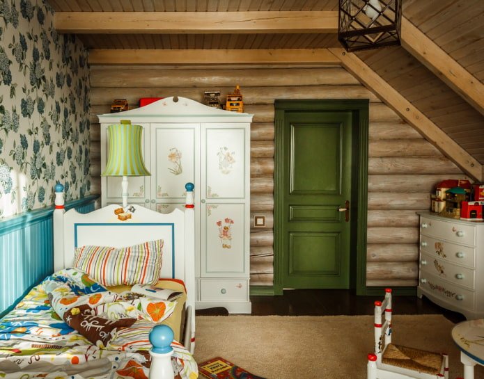 chambre d'enfant dans une maison en bois