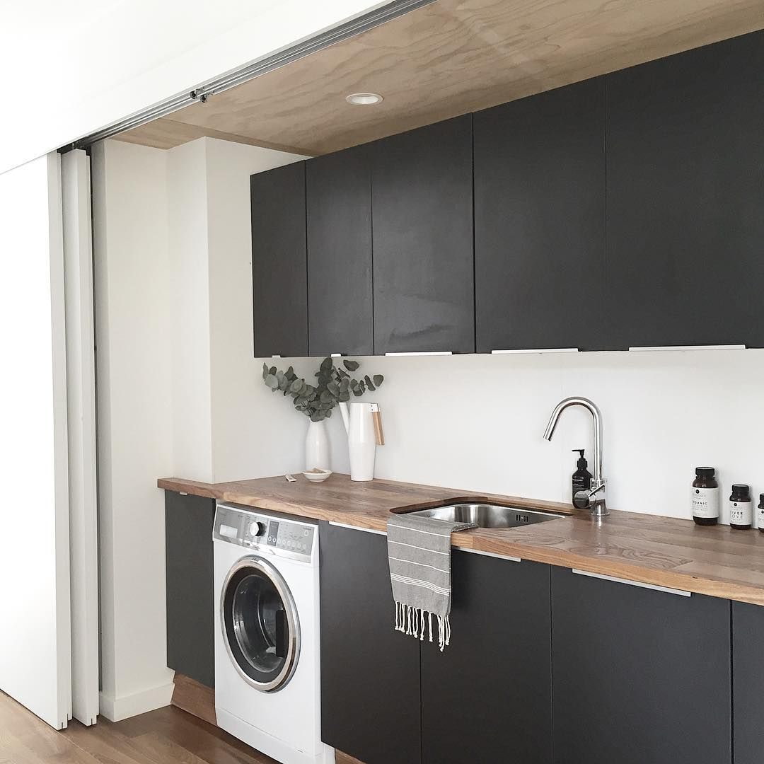 cuisine noire avec machine à laver blanche