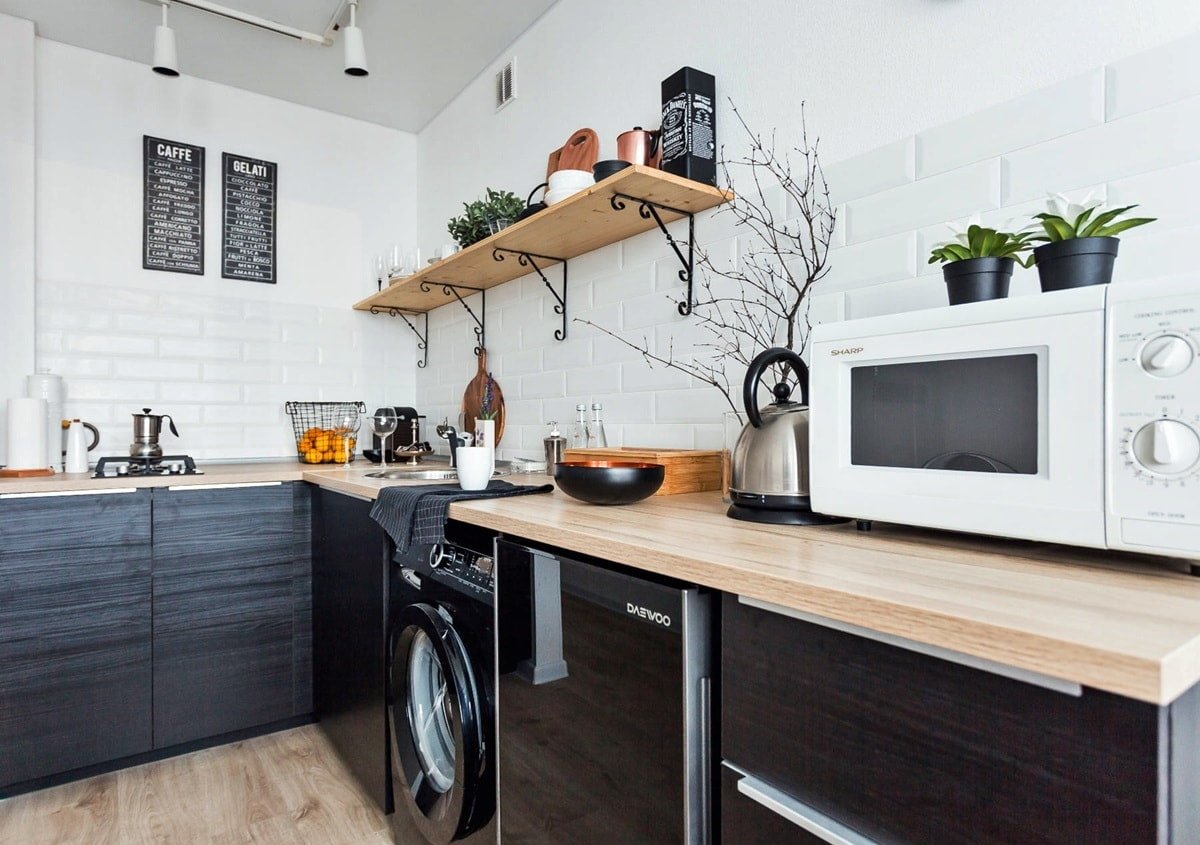 Cuisine avec électroménagers noirs