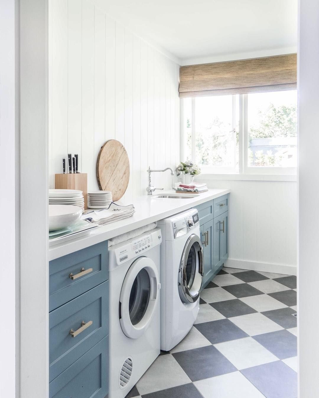 Lave-linge ouvert dans la cuisine