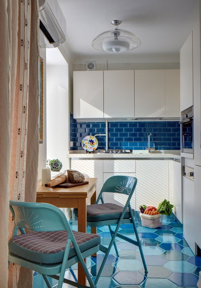 Table transformable dans une cuisine lumineuse