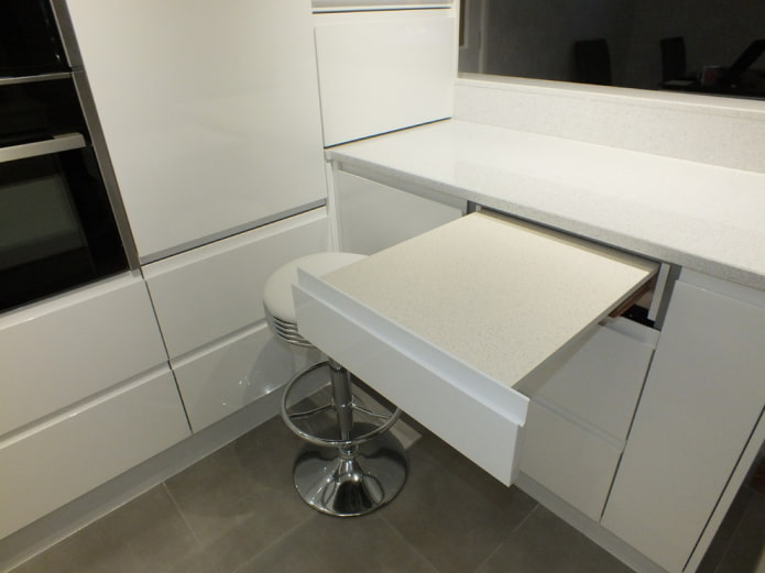 Table extensible dans le plan de travail
