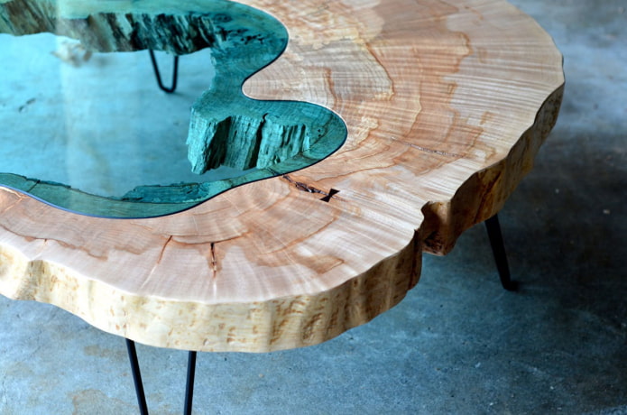 Résine époxy à l'intérieur d'une scie cut