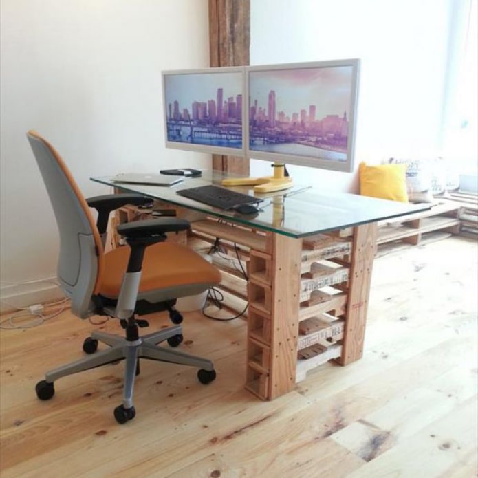 Bureau d'ordinateur en palettes