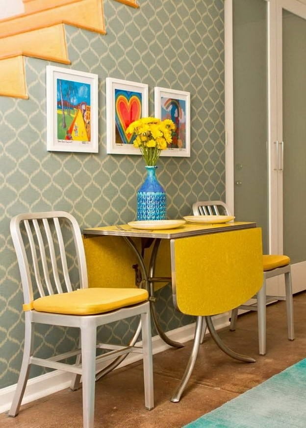 Petite table pliante à l'intérieur