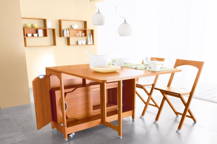 Grande structure en forme de livre à l'intérieur