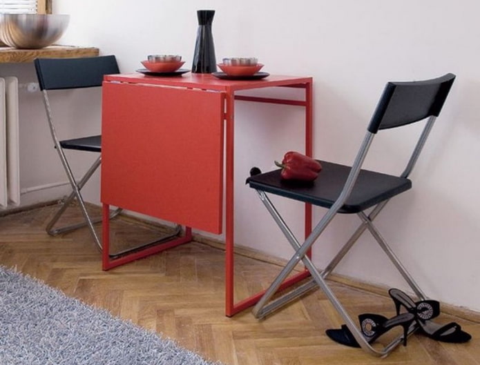 table pliante en métal à l'intérieur