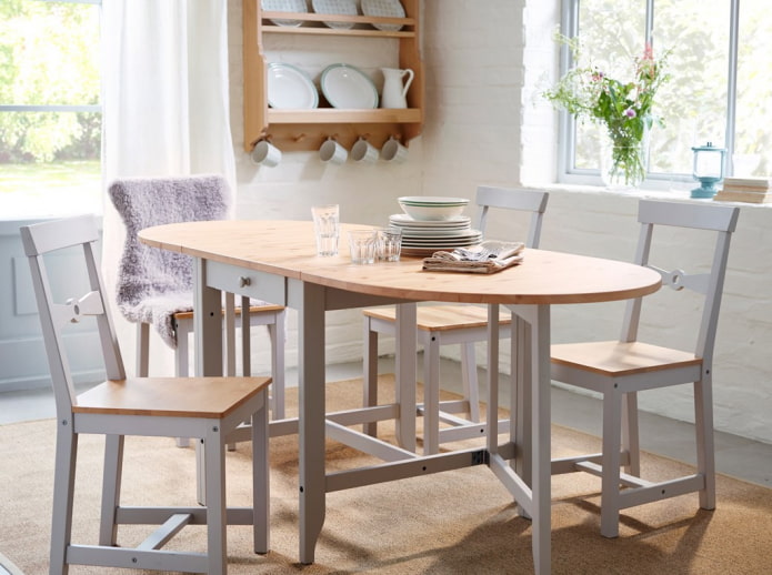 Table pliante ovale à l'intérieur