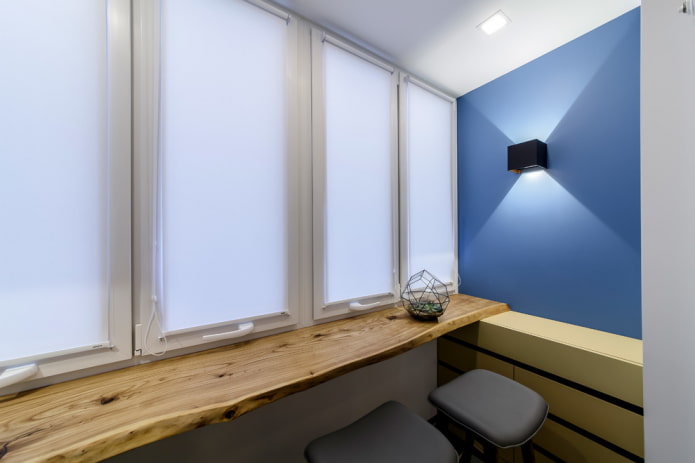 Appui de fenêtre transformable en table sur la loggia