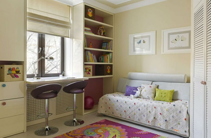 Rebord de fenêtre se transformant en table dans la chambre de bébé