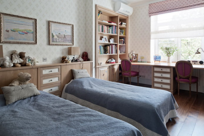 Appui de fenêtre se transformant en table dans la chambre d'enfant