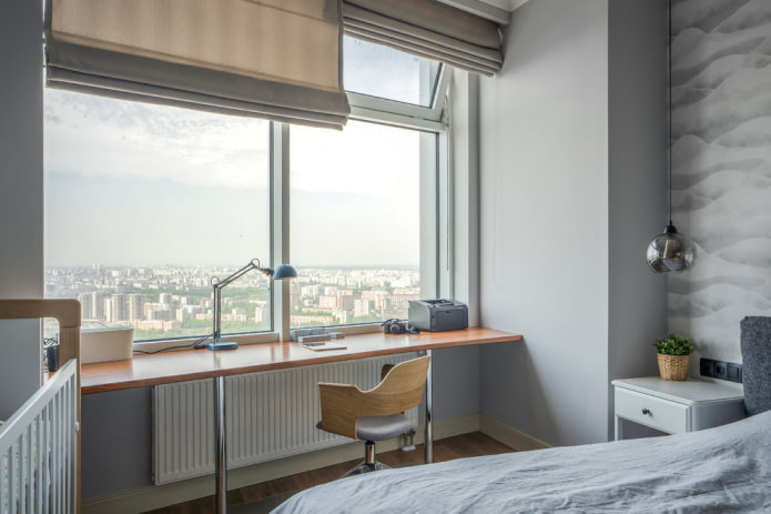 appui de fenêtre se transformant en bureau à l'intérieur