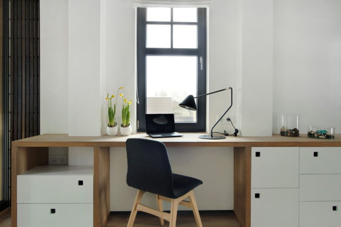 appui de fenêtre se transformant en bureau d'ordinateur à l'intérieur