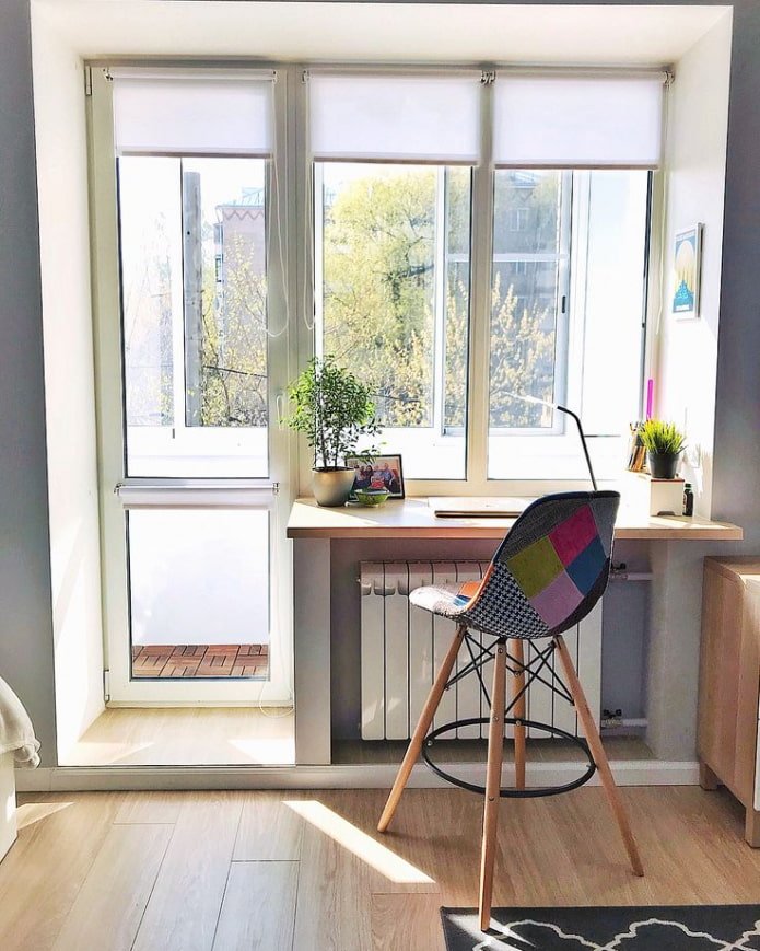 appui de fenêtre se transformant en table avec un plateau en bois