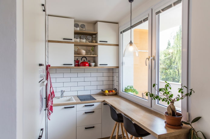 Appui de fenêtre se transformant en table dans la cuisine