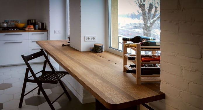 Appui de fenêtre se transformant en table large à l'intérieur