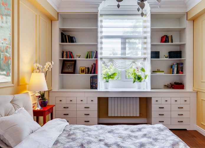 rebord de fenêtre transformable en bureau à l'intérieur