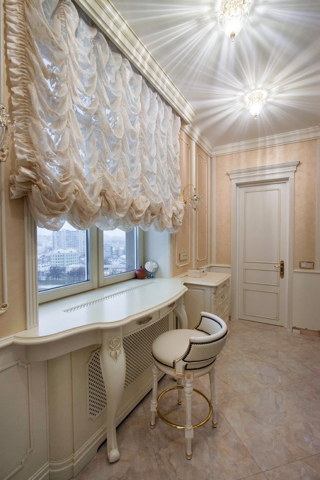 rebord de fenêtre se prolongeant dans une table de style classique