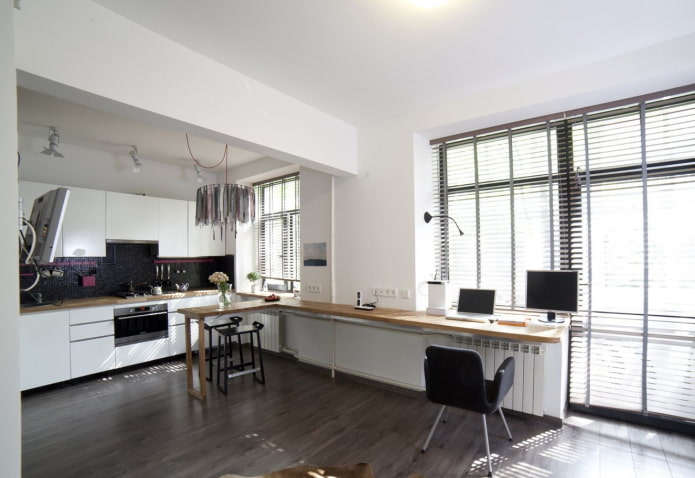 Appui de fenêtre se transformant en longue table à l'intérieur